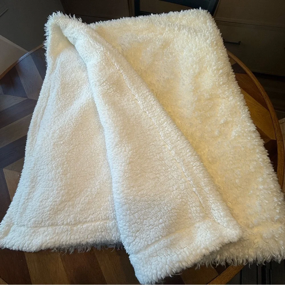 Pottery Barn Cream Cozy Teddy Faux Fur Throw Blanket